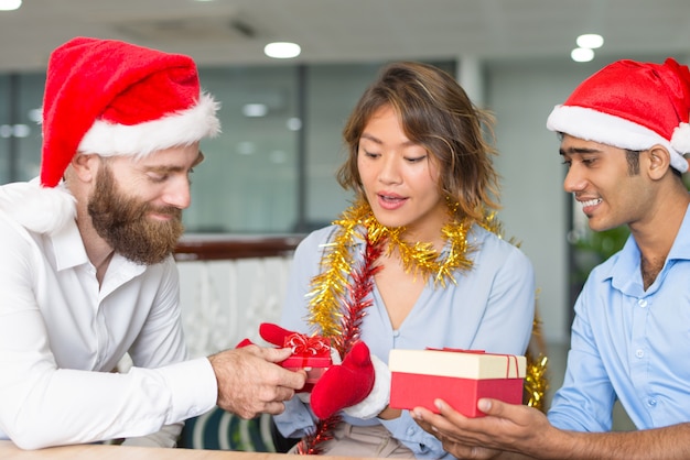 Zufriedener Chef im Sankt-Hut, der Geschenke gibt