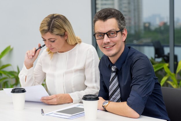 Zufriedener Geschäftsmann und Frau, die Café im im Freien arbeiten.