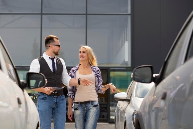 Zufriedener Kunde im Autohaus mit Verkäufer