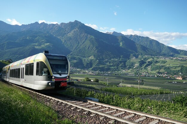 Zug fährt Val Valosta Talroute.