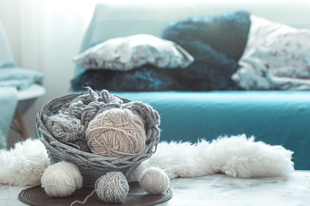 Zuhause Stillleben im Wohnzimmer mit Strickfäden.