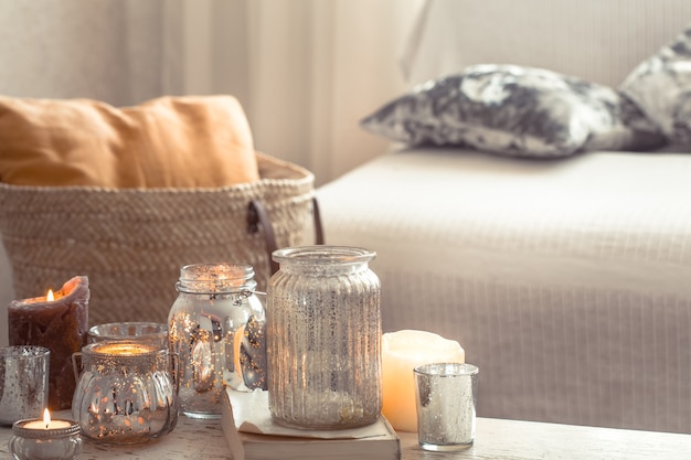 Kostenloses Foto zuhause stillleben mit kerzen und vase im wohnzimmer