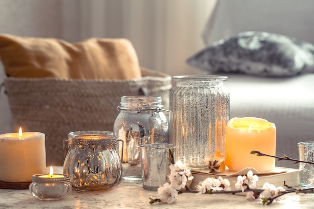 Zuhause Stillleben mit Kerzen und Vase im Wohnzimmer