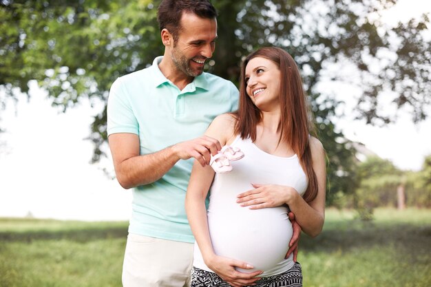 Zukünftige Eltern bereiten sich auf die Geburt eines Babys vor