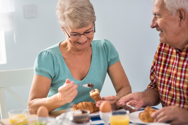 Zum Frühstück werden köstliche Croissants serviert