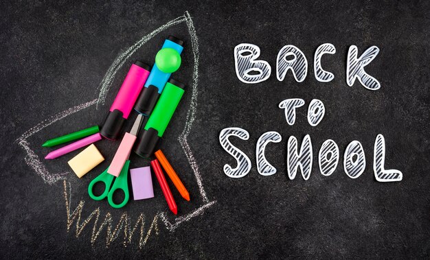 Zurück zum Schulhintergrund mit Raketenschiff