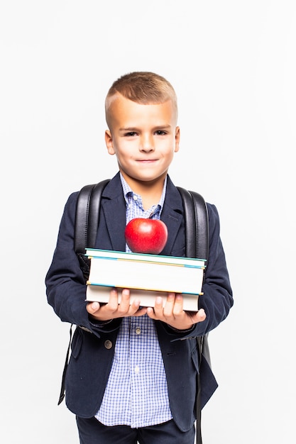 Zurück zur Schule. Bücher, Apfel, Schule, Kind. Kleiner Student hält Bücher. Fröhliches lächelndes kleines Kind gegen Tafel. Schulkonzept