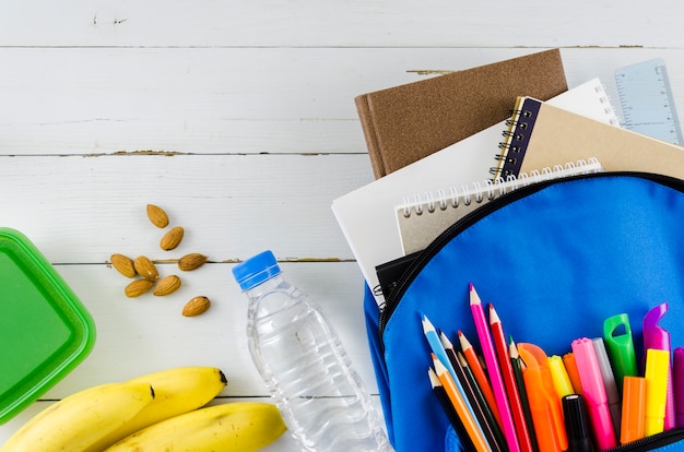 Kostenloses Foto zurück zur schule hexe schultasche