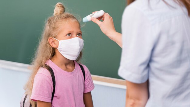 Kostenloses Foto zurück zur schule während des covid-konzepts