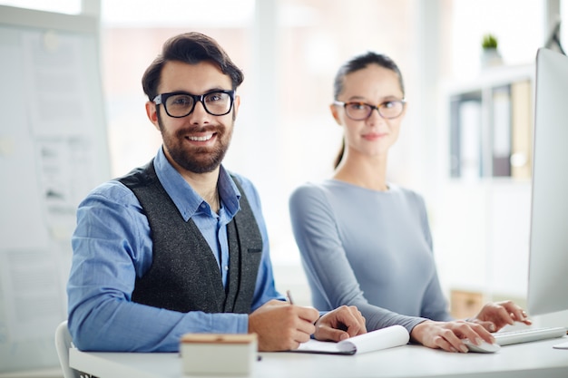 Kostenloses Foto zusammen arbeiten