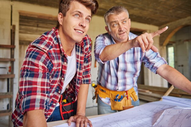 Zusammenarbeit von zwei Tischlern im Bauwesen