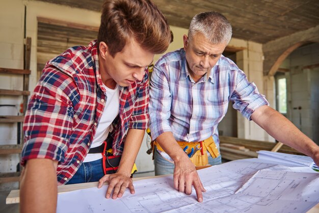 Zusammenarbeit von zwei Tischlern im Bauwesen