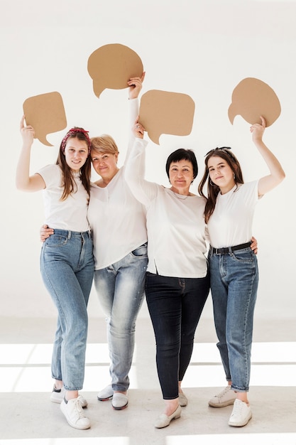 Zusammengehörigkeitsgruppe von Frauen, die Chatblasen halten