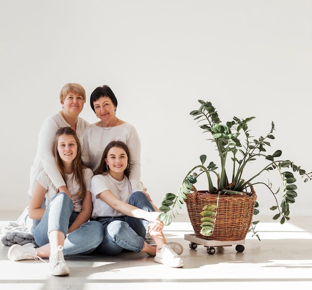 Kostenloses Foto zusammengehörigkeitsgruppe von frauen im studio