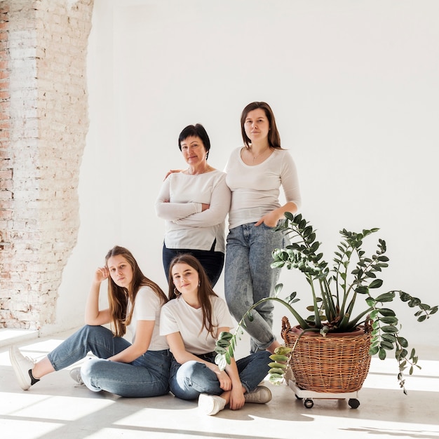 Zusammengehörigkeitsgruppe von Frauen lächelnd