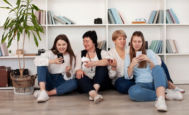 Zusammengehörigkeitsgruppe von Frauen und Handys