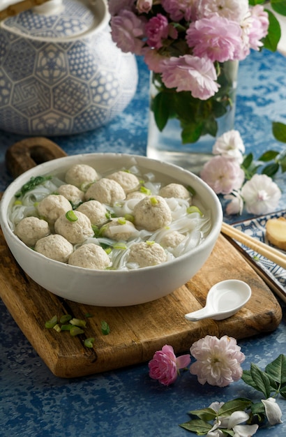 Kostenloses Foto zusammensetzung der köstlichen bakso-schüssel