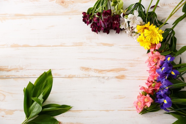 Zusammensetzung der schönen blumen auf holz