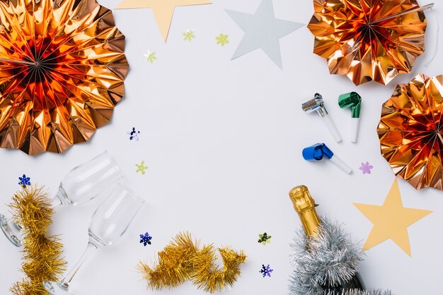 Zusammensetzung des neuen Jahres der Champagnerflasche mit Papiersternen
