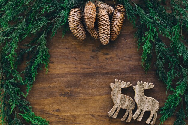 Zusammensetzung für Weihnachten mit Tannenzapfen und Rentieren