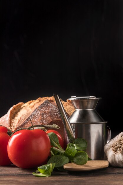 Zusammensetzung mit frischen Tomaten und Brot