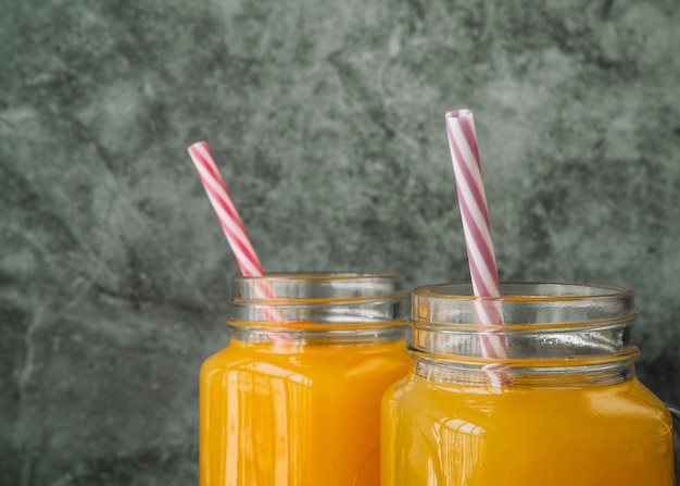 Kostenloses Foto zusammensetzung mit glastöpfen mit honig