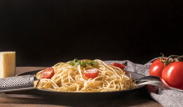 Zusammensetzung mit Nudeln und Tomaten