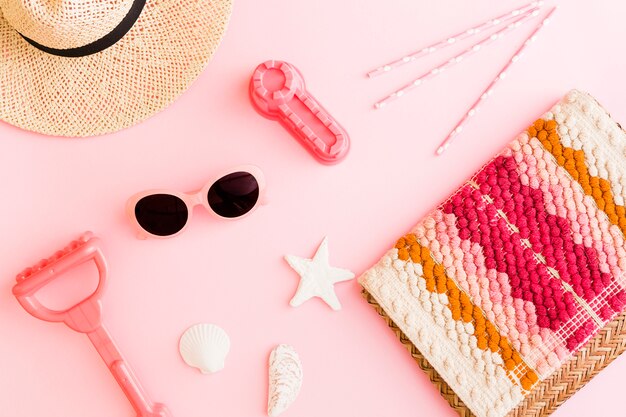 Zusammensetzung mit Strandgegenständen auf rosa Hintergrund