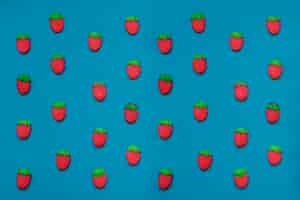 Kostenloses Foto zusammensetzung mit süßigkeiten erdbeeren