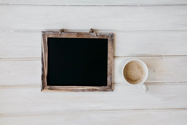 Zusammensetzung mit Tafel und Kaffeetasse