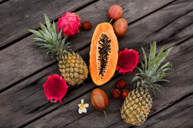 Kostenlose Foto zusammensetzung mit tropischen früchten auf holzoberfläche