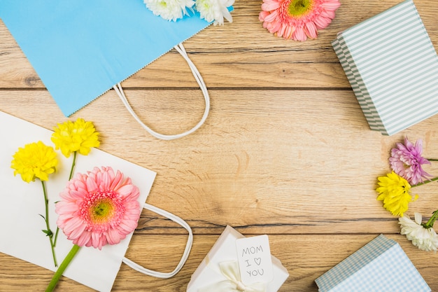 Zusammensetzung von frischen Blumen, Geschenkkartons und Papierpaketen