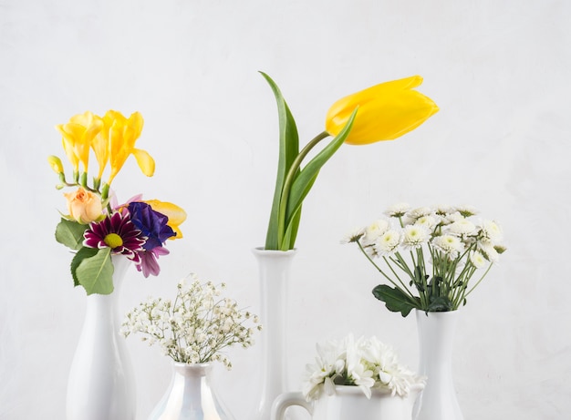 Zusammensetzung von frischen Blumen in Vasen