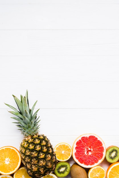 Kostenloses Foto zusammensetzung von geschnittenen bunten tropischen früchten