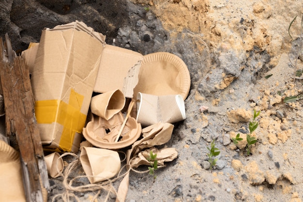 Kostenloses Foto zusammensetzung von schmutzigen deponierten gegenständen