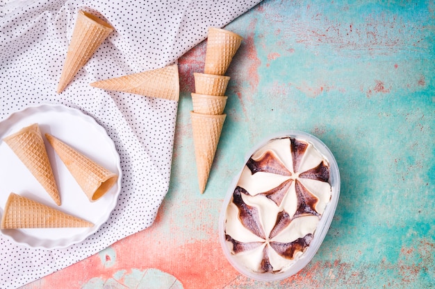 Kostenloses Foto zusammensetzung von waffelhörnchen und eiscreme