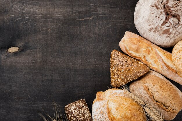 Zusammenstellung des gebackenen Brotes auf hölzernem Hintergrund