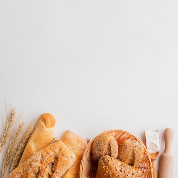 Zusammenstellung des Gebäcks mit Weizengras