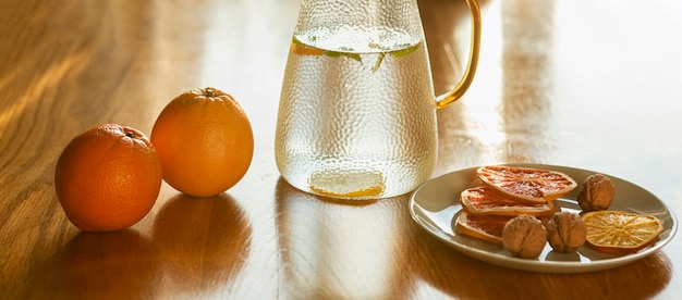 Zusammenstellung mit Früchten auf Holztisch