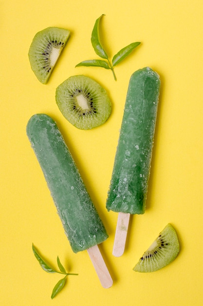 Kostenloses Foto zusammenstellung von fruchteis am stiel mit kiwi