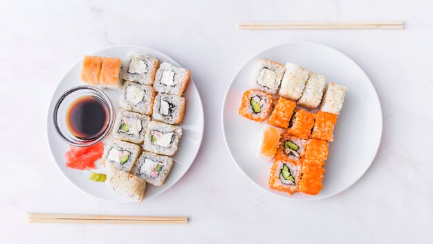 Zusammenstellungen von Sushi mit Draufsicht der Stöcke