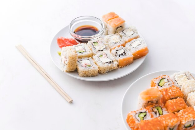 Zusammenstellungen von Sushi mit Soße und Essstäbchen