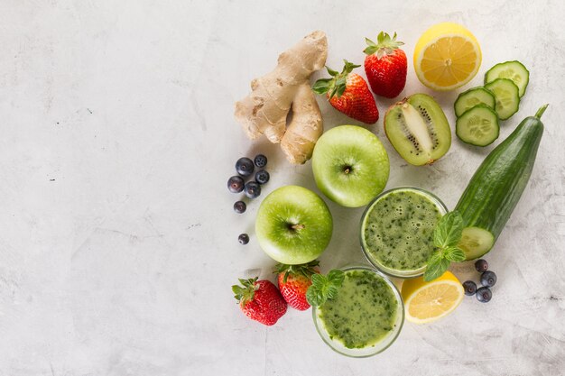 Zutaten für einen frischen grünen Smoothie