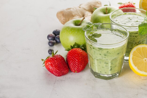 Zutaten für einen natürlichen grünen Smoothie