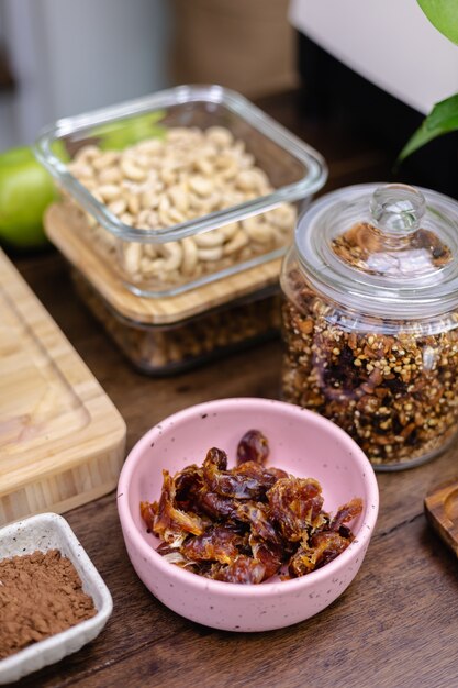 Zutaten für gesunde Dessert-Chia-Puddings in der Küche auf Holztisch