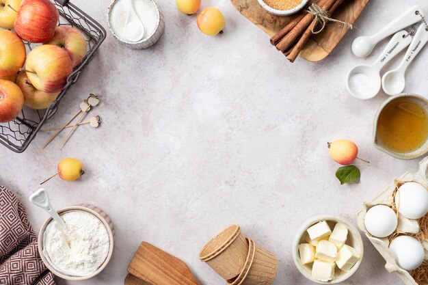 Zutaten für süße Apfel-Cupcake-Muffins Zucker-Butter-Mehl-Honig-Zimt-Eier auf steinhellem Hintergrund