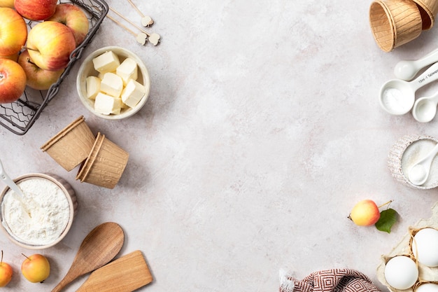 Zutaten für süße Apfel-Cupcake-Muffins Zucker-Butter-Mehl-Honig-Zimt-Eier auf steinhellem Hintergrund