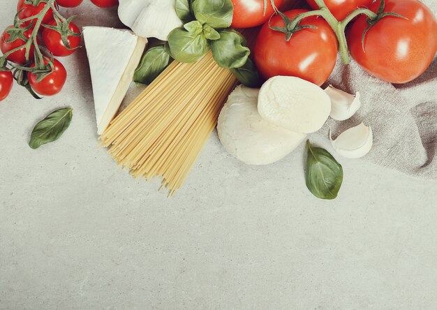 Zutaten zum Kochen von Nudeln