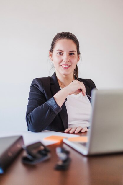 Zuversichtlich Büro arbeiten Frau sitzt am Laptop