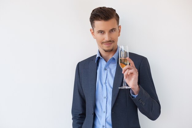 Zuversichtlich Handsome Unternehmer mit einem Glas Wein